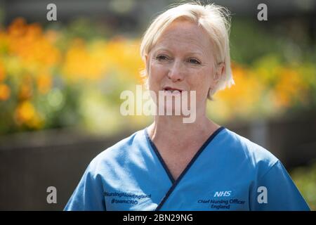 Ruth May, leitende Krankenpflegerin für England, vor dem St. Thomas's Hospital im Zentrum Londons am Internationalen Tag der Krankenschwestern. Stockfoto