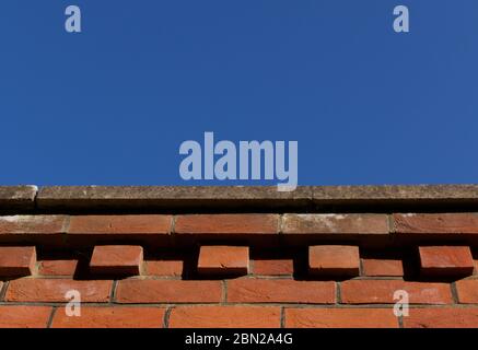 Rotes Ziegelwanddesign mit tiefblauem Himmel oben mit Kopierfläche Stockfoto