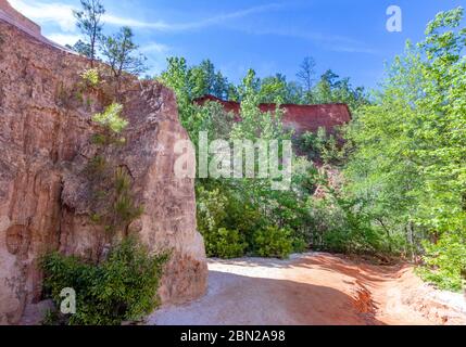 Der Frühling ist eine tolle Zeit, um Providence Canyon zu besuchen, aber Sie werden durch Wasser wandern, wenn Sie die Canyons wandern Stockfoto