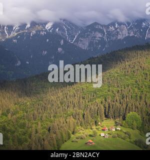 Sommersonnenaufgang im siebenbürgischen Dorf. Luftnebellandschaft in Siebenbürgen, bei Sonnenaufgang Stockfoto