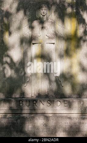 Art déco-Grabstein auf dem Brompton Cemetery, Kensington, London; einer der 'Magnificent Seven'-Friedhöfe in London, erbaut 1840. Stockfoto