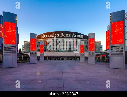 7. April 2020, die Mercedes-Benz-Arena am Mercedes-Platz in Berlin Friedrichshain am frühen Abend. Aufgrund der Koronakrise finden derzeit keine Veranstaltungen statt, so dass der Bereich um die Halle herum leer ist. Nur die Werbungssäulen zeigen Werbung auf den Monitoren an. Weltweit verwendet Stockfoto