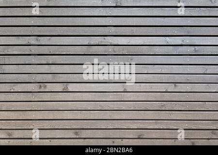 Holzwand aus horizontalen grauen Brettern Stockfoto