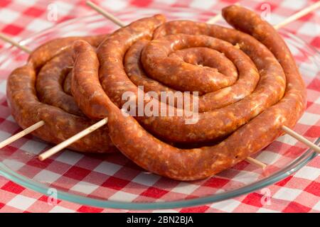 Hausgemachte Würstchen auf Stock für Grill vorbereitet Stockfoto
