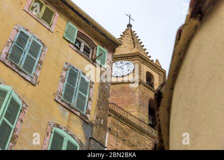Marseille, Frankreich. Blick auf den Uhrturm der Kirche Notre Dame des Accoules, umgeben von bunten Häusern. Stockfoto