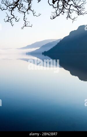 Ein ruhiger Morgen auf Ullswater im Lake District National Park, Cumbria, Großbritannien Stockfoto