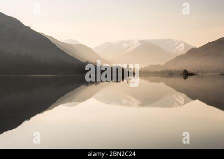 Ein ruhiger Morgen auf Ullswater im Lake District National Park, Cumbria, Großbritannien Stockfoto
