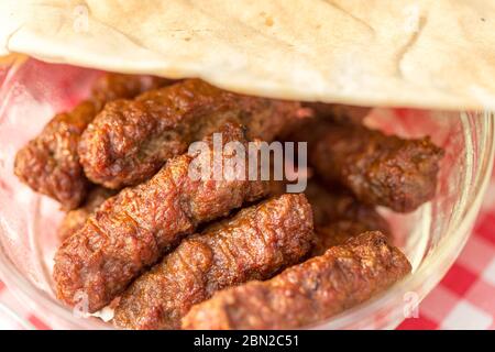 Traditionelle rumänische Würste, die "mici" oder "mititei" genannt werden (Gericht, das aus gegrillten Hackbrötchen in zylindrischer Form aus einer Mischung von Mea besteht Stockfoto