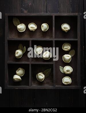 Ungewöhnliche Pralinen-Süßigkeiten mit alkoholisierten Kirschen in Form von russischen Knödeln Stockfoto