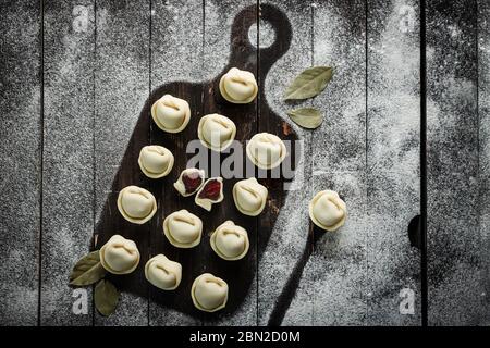 Ungewöhnliche Pralinen-Süßigkeiten mit alkoholisierten Kirschen in Form von russischen Knödeln Stockfoto