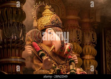 Dagdusheth Ganapati Idol in pune mit goldenem Schmuck und schöner Dekoration im Jahr 2019 Stockfoto