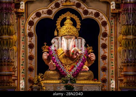 Dagdusheth Ganapati Idol in pune mit goldenem Schmuck und schöner Dekoration im Jahr 2019 Stockfoto