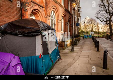 Obdachlose Zelte auf der Brighton Street Stockfoto