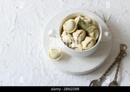 Ungewöhnliche Pralinen-Süßigkeiten mit alkoholisierten Kirschen in Form von russischen Knödeln Stockfoto