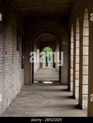 Eine der Kolonnaden in Brompton Cemetery, Old Brompton Road, Kensington, London; eine der herrlichen Sieben Friedhöfe Stockfoto