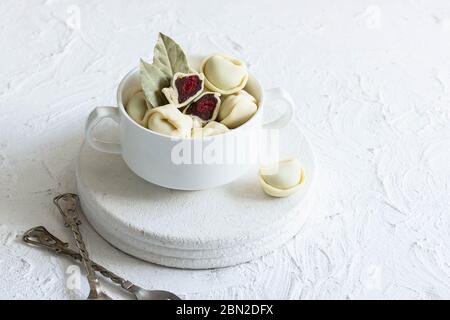 Ungewöhnliche Pralinen-Süßigkeiten mit alkoholisierten Kirschen in Form von russischen Knödeln Stockfoto