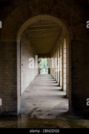 Eine der Kolonnaden in Brompton Cemetery, Old Brompton Road, Kensington, London; eine der herrlichen Sieben Friedhöfe Stockfoto