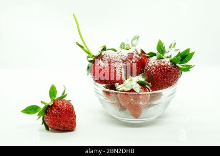 Frische Erdbeeren in einer Schüssel. Frische saftige Erdbeeren in Glasschüssel auf weißem Hintergrund isoliert. Stockfoto