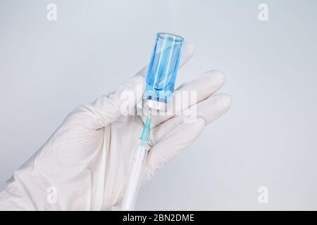 Krankenschwester sammelt Medikamente aus einer Ampulle in eine Spritze. Impfstoffflasche Stockfoto