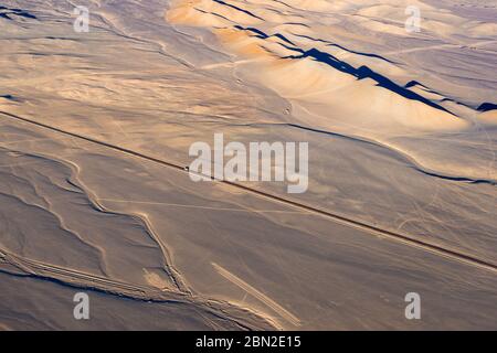 Luftbild einer Straße, die die Atacama-Wüste, Chile, durchquert Stockfoto