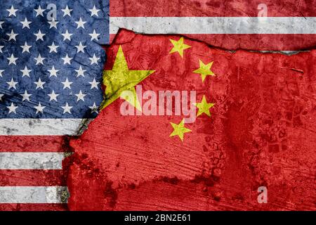 Flagge der USA und Chinas auf gesprungenem Betonwand Hintergrund. Stockfoto