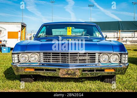 Daytona Beach, FL / USA- 24. November 2018: Blue 1967 Chevrolet Impala Coupé beim Daytona Turkey Run im Herbst 2018. Stockfoto