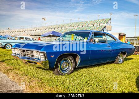 Daytona Beach, FL / USA- 24. November 2018: Blue 1967 Chevrolet Impala Coupé beim Daytona Turkey Run im Herbst 2018. Stockfoto