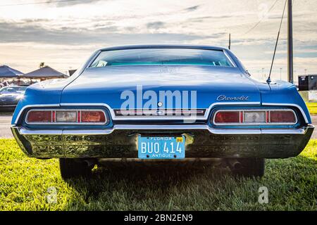 Daytona Beach, FL / USA- 24. November 2018: Blue 1967 Chevrolet Impala Coupé beim Daytona Turkey Run im Herbst 2018. Stockfoto
