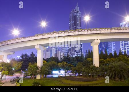 Erhöhte Autobahnen an der Kreuzung von Yan Road und Chongging, Shanghai, China, Asien Stockfoto