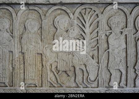 Leinwandplatten aus der Kirche St. Nediljica in Zadar, 11. Jahrhundert (Kopie). Kroatien. Detail der Flucht nach Ägypten. Museum der kroatischen archäologischen Denkmäler. Teilen. Kroatien. Stockfoto