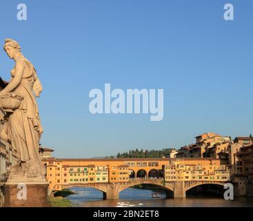 I/Toskana/Florenz: Blick von der Ponte a Santa Trinità auf die Ponte Vecchio Stockfoto