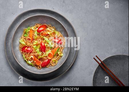 Gemüse Pad Woon Sen oder Thai Glas Noodle Stir-Fry oder Pad Thai in Schale auf grauem Beton Hintergrund. Vegetarische Pad Woon Sen ist ein thailändisches Gericht aus Glas Bohne Noo Stockfoto