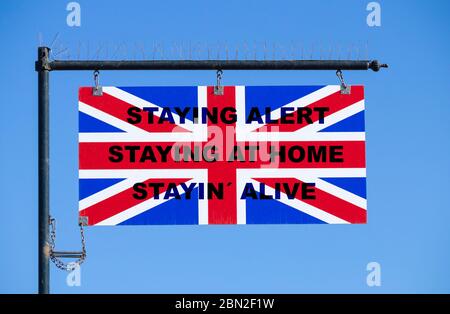 Bleiben Sie auf der Flagge von Union Jack aufmerksam. Coronavirus, Covid 19, Stay at Home Konzept Stockfoto