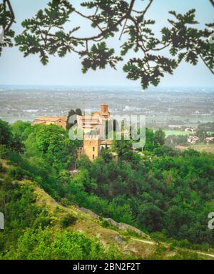 Bologna Wahrzeichen Abbazia von Monteveglio vertikaler Hintergrund Emilia Romagna Region - Italien Stockfoto