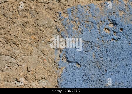 Alte und verwitterte Wand mit hellblauen Farbputz auf einer Seite für Hintergrund abgefallen Stockfoto