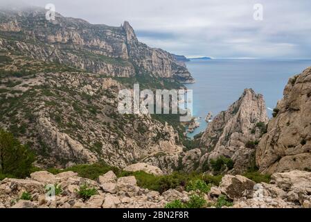 Luftaufnahme des Calanque de Sugiton, Fjord bei Marseille im Süden Frankreichs im Calanques Nationalpark von der Aussichtsplattform aus gesehen. Stockfoto
