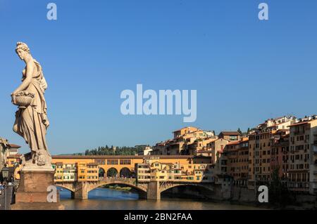 I/Toskana/Florenz: Blick von der Ponte a Santa Trinità auf die Ponte Vecchio Stockfoto