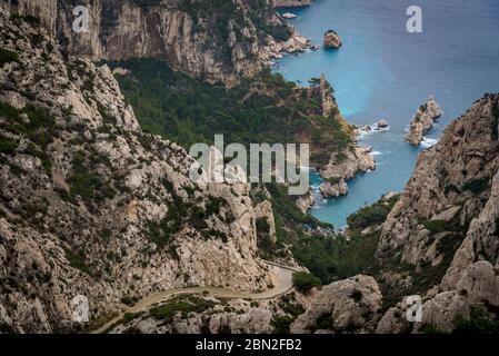 Luftaufnahme des Calanque de Sugiton, Fjord bei Marseille im Süden Frankreichs im Calanques Nationalpark von der Aussichtsplattform aus gesehen. Stockfoto
