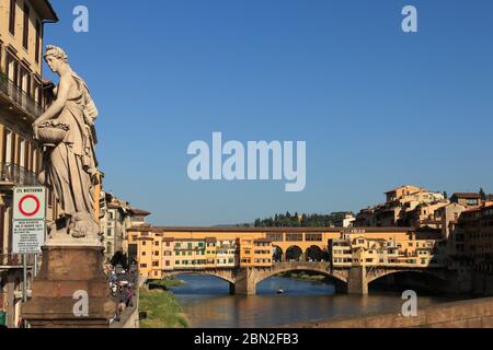 I/Toskana/Florenz: Blick von der Ponte a Santa Trinità auf die Ponte Vecchio Stockfoto