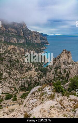 Luftaufnahme des Calanque de Sugiton, Fjord bei Marseille im Süden Frankreichs im Calanques Nationalpark von der Aussichtsplattform aus gesehen. Stockfoto