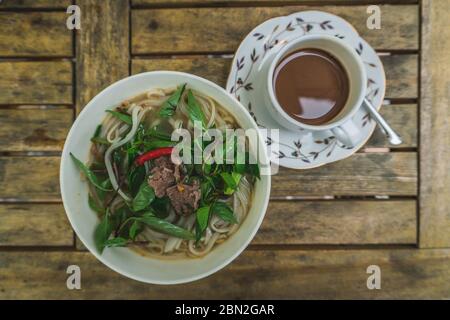 Vietnamesische Fo-Bo-Suppe mit Reisnudeln und Hühnchen Stockfoto