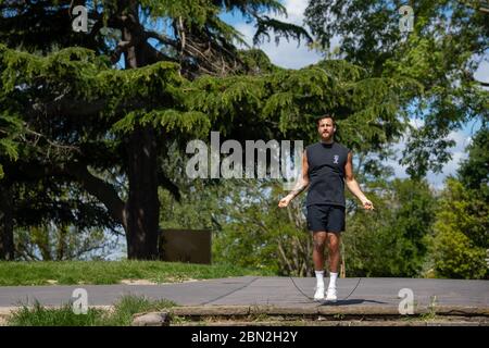 Ein Mann, der während eines Trainings im Brockwell Park, South London, nach der Ankündigung der Pläne, das Land aus der Blockierung zu bringen, ausspringt. Stockfoto