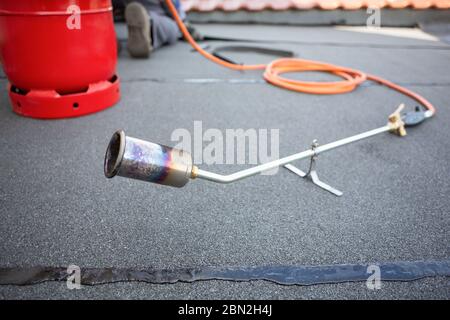 Gasbrenner und Flasche auf einem Flachdach Stockfoto