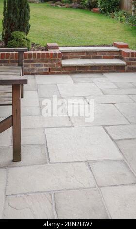 Neue Terrasse im Freien in einem Hinterhof, harte Landschaftsgestaltung in einem Garten eines britischen Hauses Stockfoto