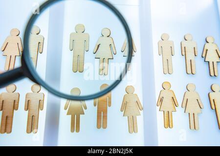 Mitarbeitersuche HR-Konzept - Lupe mit abstraktem Mitarbeiter auf blauem Hintergrund. Nahaufnahme. Stockfoto