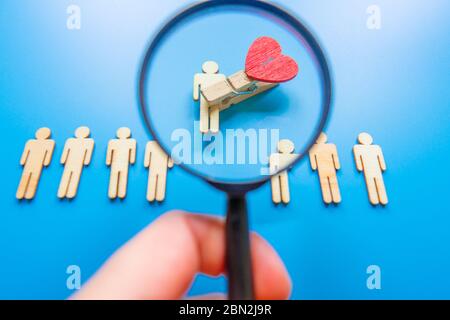 Die gewählte Person unter anderem. Eine menschliche Figur aus Holz hebt sich von der Menge ab. Holzfiguren von Menschen. Ein talentierter Mitarbeiter, eine erfolgreiche Wahl. Stockfoto