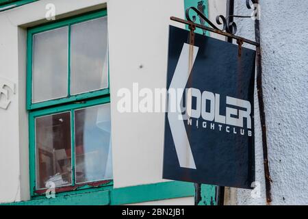 MERTHYR TYDFIL, WALES - 11. MAI 2020 - Kooler Nachtclub Schild Hände aus dem nahen Nachtclub, Merthyr Tydfil. Stockfoto