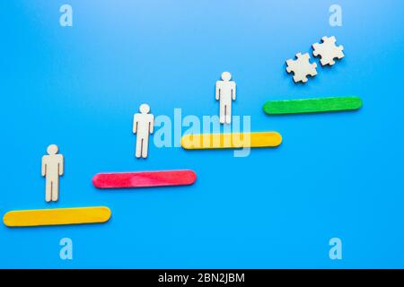 Business Bild der Holzleiter mit Menschen Symbole über blauen Tabelle, Human Resources und Management Konzept Stockfoto