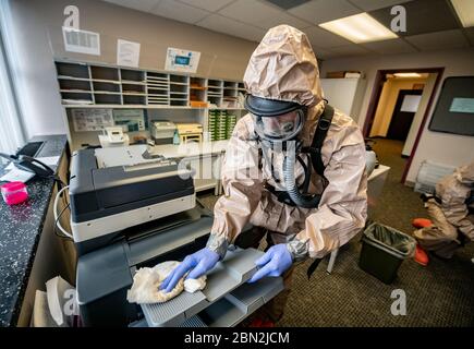 CHARLESTON, USA - 01. Mai 2020 - Mitglieder der Task Force Chemische, biologische, radiologische und nukleare (CBRN) Respons der West Virginia National Guard Stockfoto