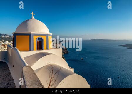 Blick über das Meer und eine Kirche Kuppel in Thira, Santorini. Stockfoto